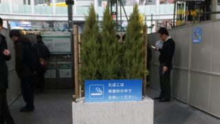 ＜新横浜駅前＞円形歩道橋下の「公共喫煙所」、改善を求める市民の声に対応へ